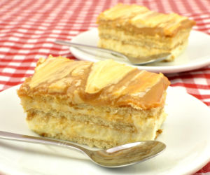 Ciasto Królewiec – warstwowy klasyk z miodem i kremem budyniowym