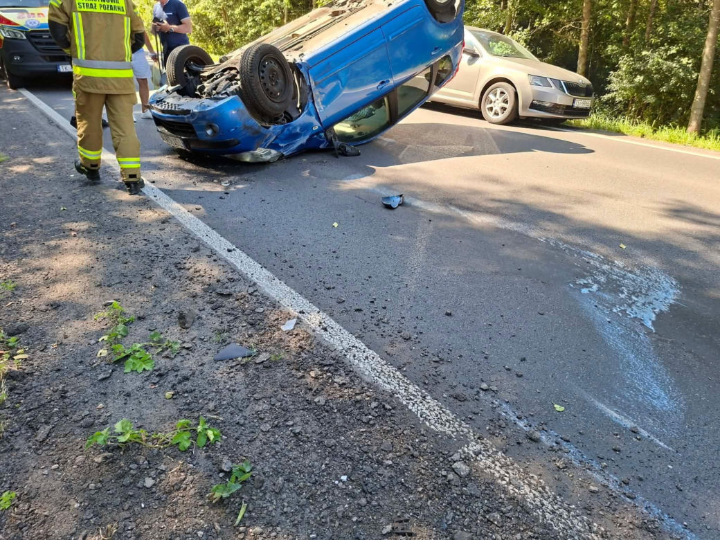 Niebezpieczny wypadek w Lesie Rzepińskim. Kierowca Nissana dachował
