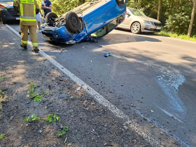 Niebezpieczny wypadek w Lesie Rzepińskim. Kierowca Nissana dachował