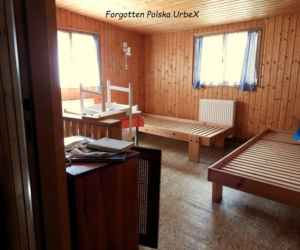 Lalka śpiąca w łóżku i urządzenia rehabilitacyjne. Co znajduje się w opuszczonym sanatorium przy polskiej granicy? [ZDJĘCIA]