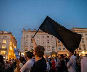 Manifestacja Białorusinów na rynku w Krakowie. Precz z Łukaszenką!