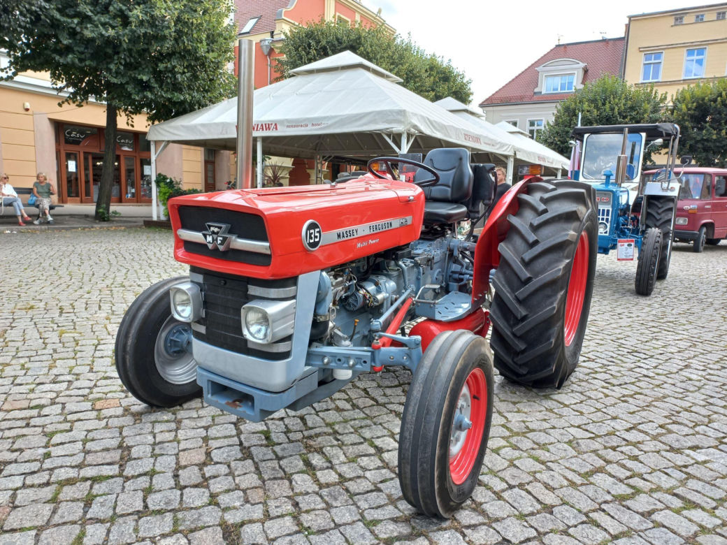 ​Zabytkowe traktory na rynku w Lesznie. Przedsmak festiwalu w Wilkowicach