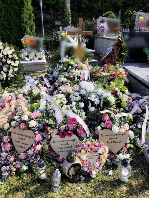 Morze kwiatów na grobie tragicznie zmarłego małżeństwa