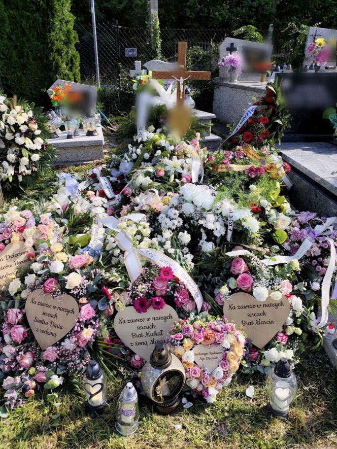 Morze kwiatów na grobie tragicznie zmarłego małżeństwa