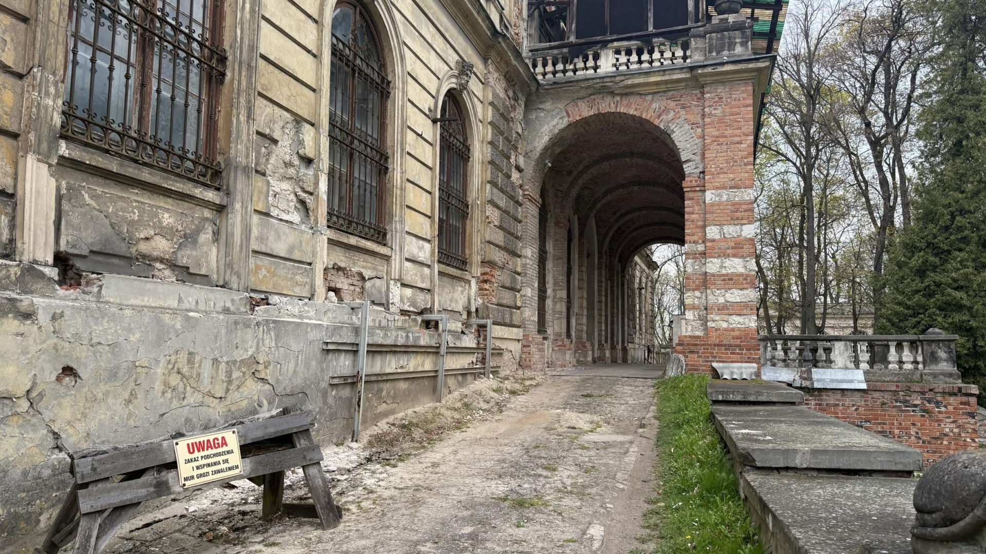 Pałac w Pilicy, wspaniała rezydencja która od dekad popada w ruinę