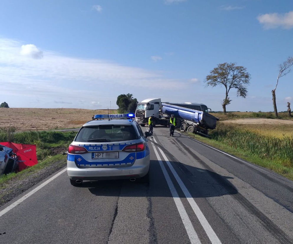 Ryńskie. Śmiertelny wypadek na DK 15. Nie żyje kierująca, 13-latek w szpitalu [ZDJĘCIA]