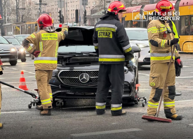 Jechali do wykolejonego tramwaju, doszło do wypadku. Trzy osoby ranne