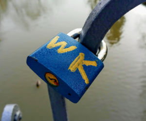 Wbrew zakazom, kłódki miłości pojawiają się na mostku nad Rusałką