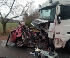 Drogowa masakra pod Siedlcami. Kierowca fiata zmiażdżony pod chłodnią 