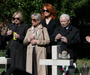 Jarosław Kaczyński na cmentarzu nie był sam. Pewna kobieta nie odstępowała go na krok