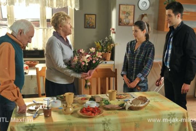 M jak MIŁOŚĆ, odc. 936. Lucjan Mostowiak (Witold Pyrkosz), Barbara Mostowiak (Teresa Lipowska), Kasia Mularczyk (Agnieszka Sienkiewicz) i Robert (Paweł Góralski)