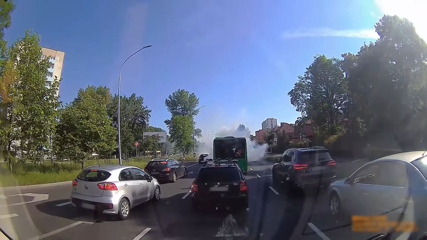 Katowice. Kłęby białego dymu wydobywały się z auta. Samochód stanął na środku Mikołowskiej