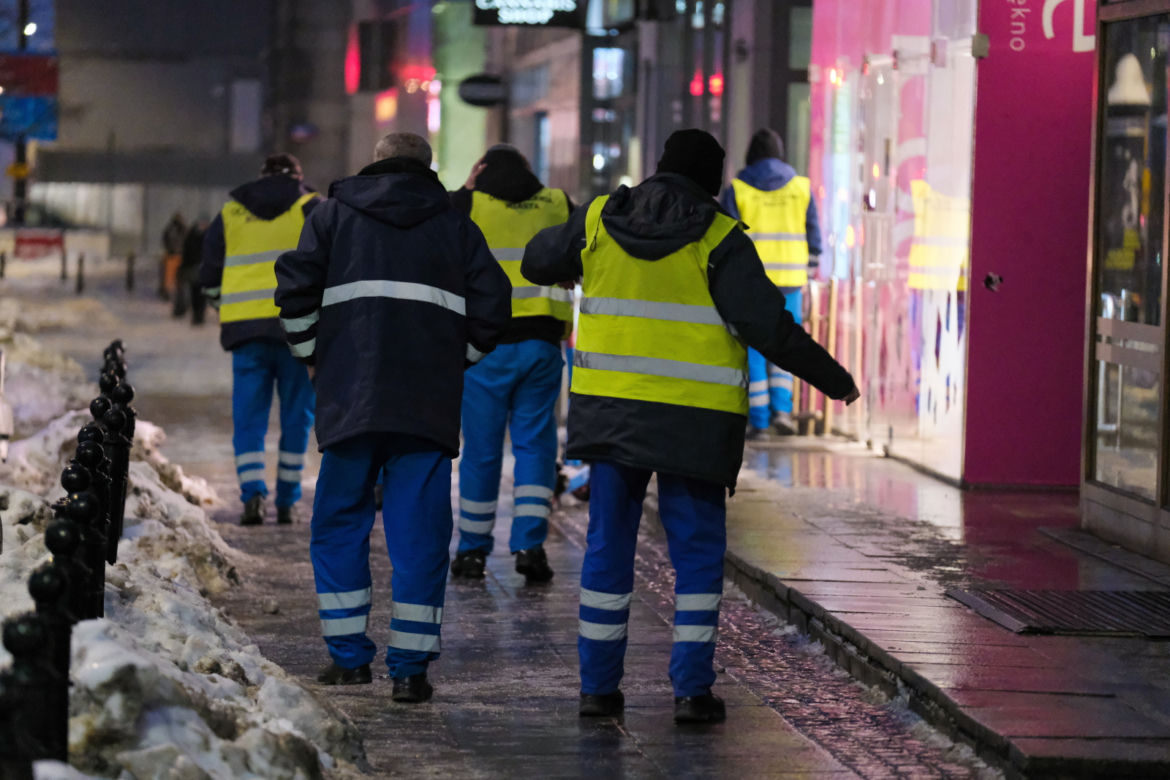 Gołoledź w Warszawie. Chodniki pokryły się lodem