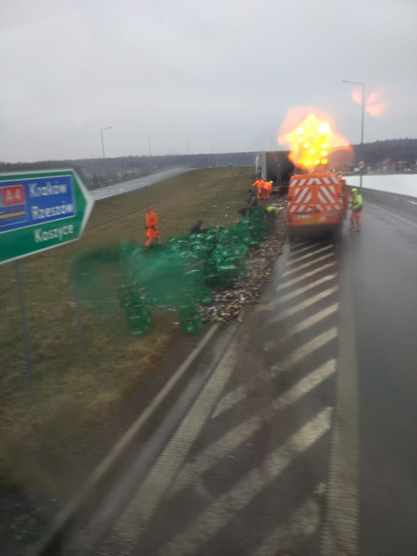 Utrudnienia na A4. Na jezdnię rozsypały się skrzynki z piwem [ZDJĘCIA]