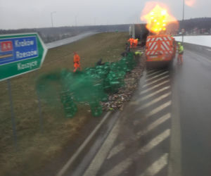 Utrudnienia na A4. Na jezdnię rozsypały się skrzynki z piwem [ZDJĘCIA]
