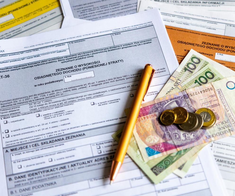 Druk PIT-36, długopis oraz banknoty i monety. O zmianach w podatkach od 2027 roku przeczytasz na SE Superbiz.