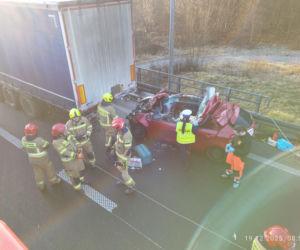 Śmiertelny wypadek na A2 pod Zgierzem. Nie żyje kierowca osobówki