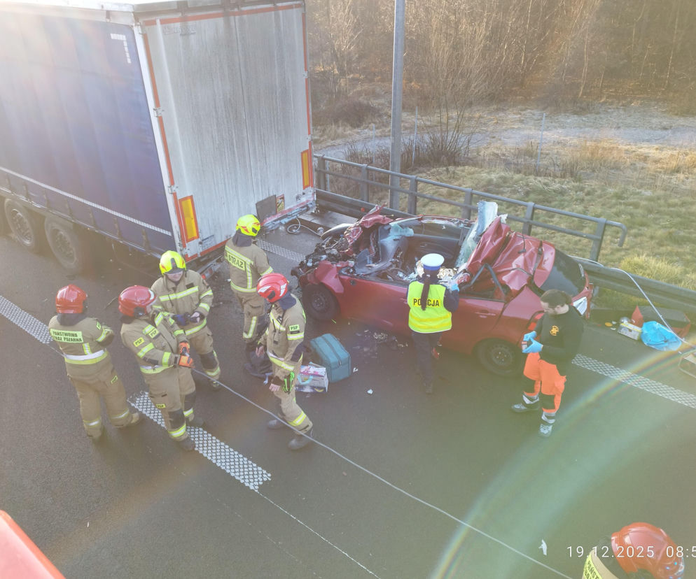 Śmiertelny wypadek na A2 pod Zgierzem. Nie żyje kierowca osobówki
