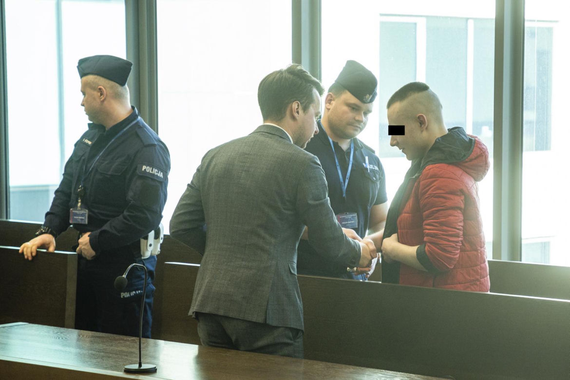 Karolina miała karmić Leosia mlekiem z wodą z kranu. Damian miał chodzić pijany. Sąsiedzi wzywali opiekę społeczną