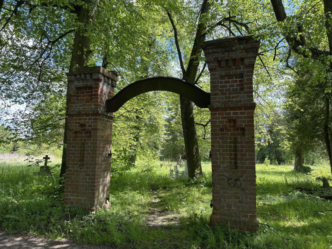 Ta malutka wieś powstała w XIV wieku. Skrywa ruiny gotyckiej świątyni
