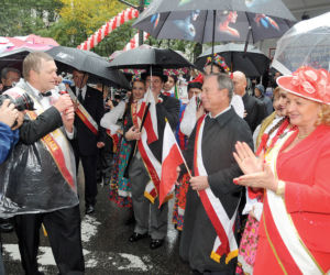 Parada Pułaskiego w deszczu