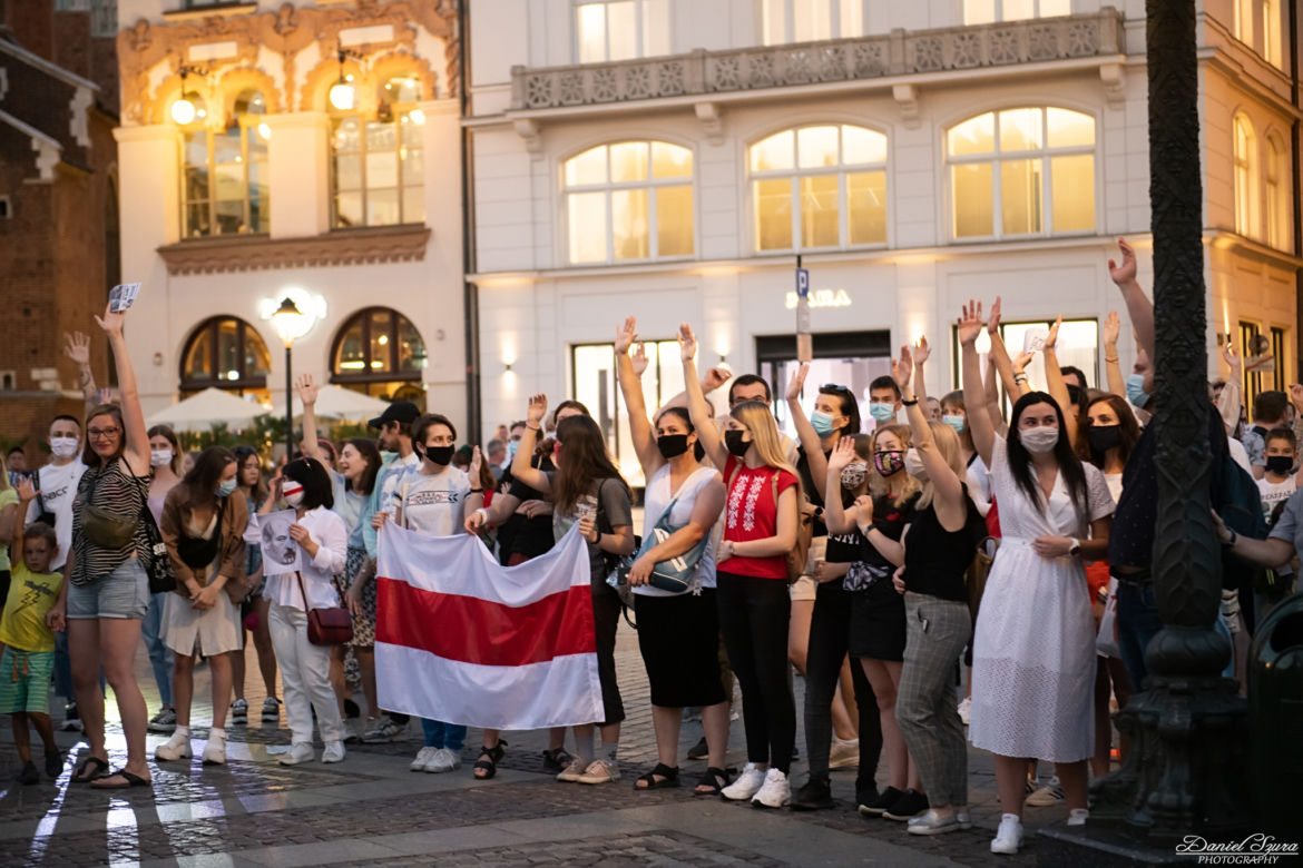 Manifestacja Białorusinów na rynku w Krakowie. "Precz z Łukaszenką!"