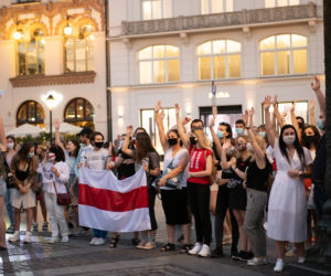 Manifestacja Białorusinów na rynku w Krakowie. Precz z Łukaszenką!