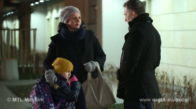 M jak miłość odc. 1129. Marysia (Małgorzata Pieńkowska), Basia (Maja Wudkiewicz), Artur (Robert Moskwa)
