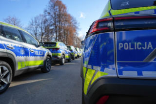 Nowe radiowozy stoją bezczynnie od miesięcy. Poseł pyta, dlaczego tracą gwarancję na parkingach