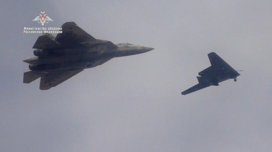 Rosja pokazała dwumiejscowego Su-57. Czy to gra o miliardy z Indiami?