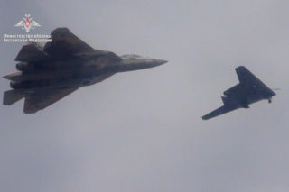Rosja pokazała dwumiejscowego Su-57. Czy to gra o miliardy z Indiami?