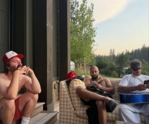 Wakacje Bieberów. Justin pali cygaro, a Hailey pokazuje pośladki