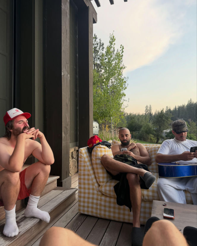 Wakacje Bieberów. Justin pali cygaro, a Hailey pokazuje pośladki