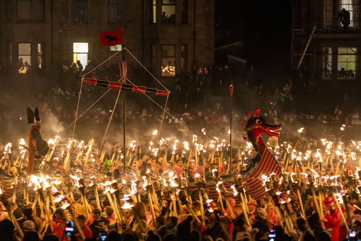 Topory, drakkar i ogień. Wikingowie podbili Szetlandy 