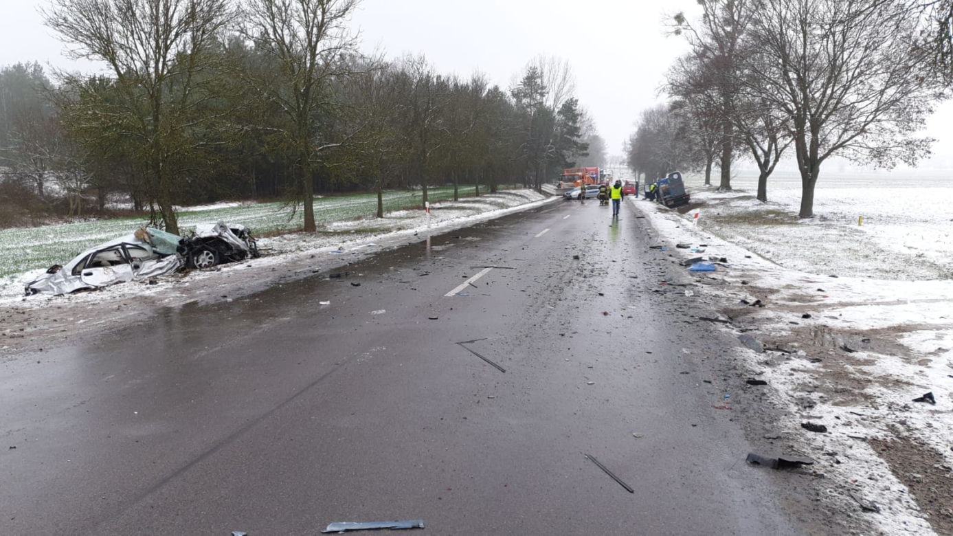 Czechowizna. Volvo zderzyło się czołowo z ciężarówką na DK 65