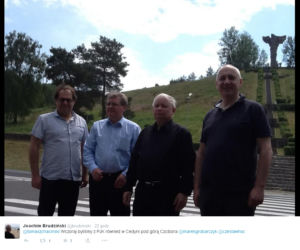Wyluzowany Kaczyński na łódce bez krawata [ZDJĘCIA]