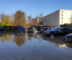 Ogromna awaria na Bródnie, samochody zalała woda. Mieszkańcy są wściekli