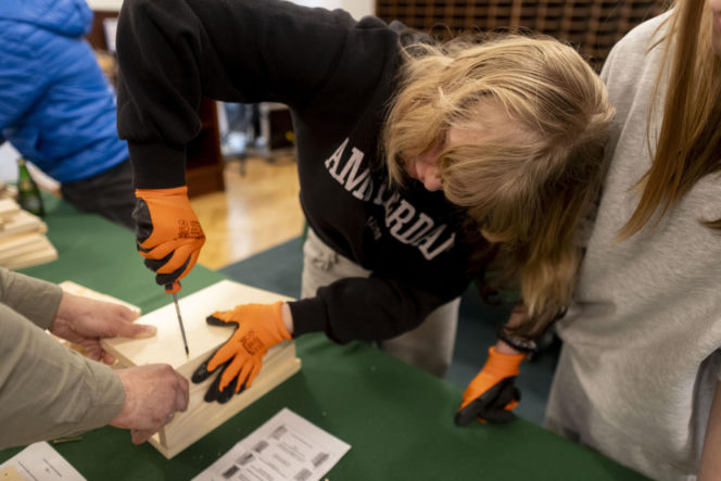 Włodzimierz Czarzasty robi budki dla ptaków Sejm/Piotr Tracz