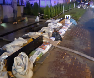 Warszawa. DRAMAT na Białołęce. Mieszkańcy RATOWALI swój dobytek. Woda WDZIERAŁA się WSZĘDZIE! 