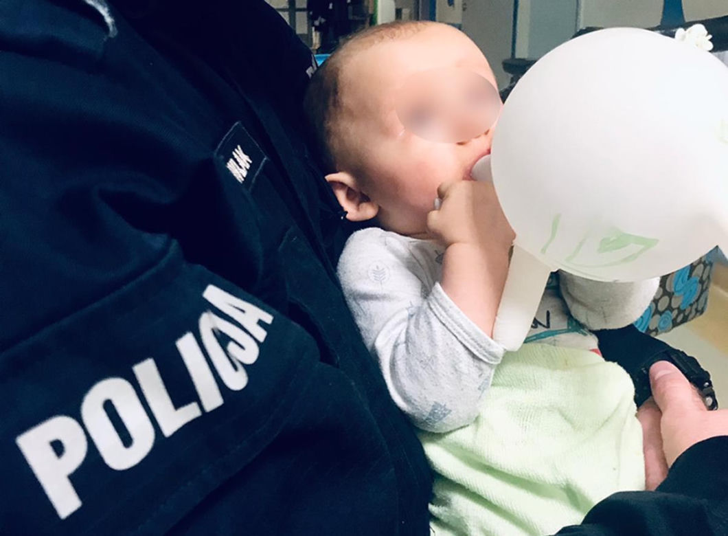 Dzidziuś podrzucony policjantom