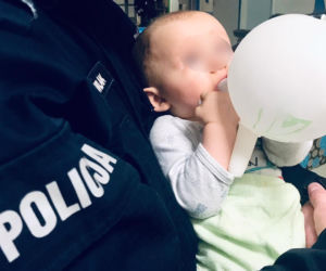 Dzidziuś podrzucony policjantom