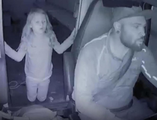 Kurier porwał 7-latkę i ją zabił! To zdjęcie przeraża