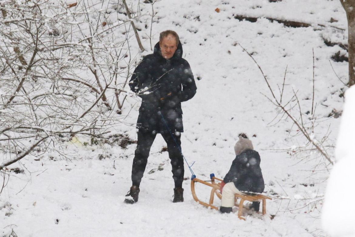 Donald Tusk na sankach z wnuczkami