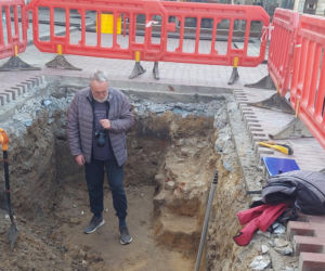 Odkopano barokową studnię na starówce. Cembrowina znajduje się na Rynku Wielkim