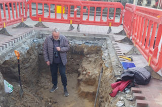 Odkopano barokową studnię na starówce. Cembrowina znajduje się na Rynku Wielkim