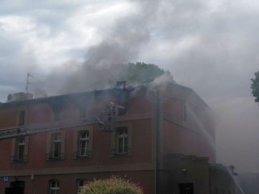 Pożar Wierzbica Dolna. Płonie poddasze trzypiętrowego budynku
