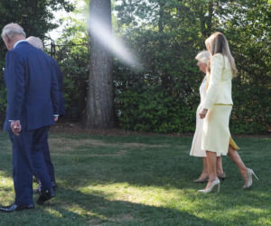 Król Karol i królowa Kamila u Trumpów. Melania dała im herbatę, a potem pokazała pasiekę w kształcie Białego Domu