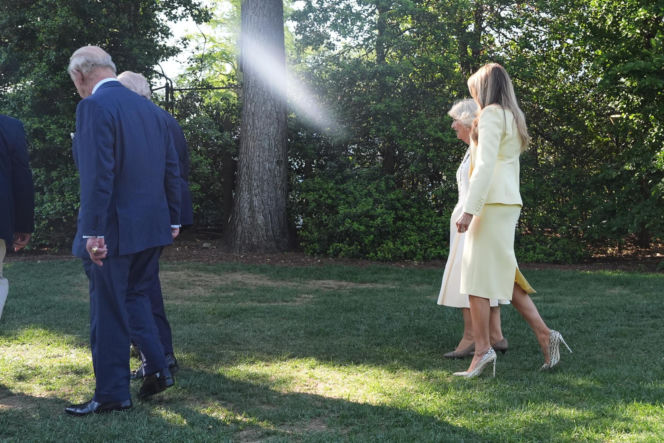 Król Karol i królowa Kamila u Trumpów. Melania dała im herbatę, a potem pokazała pasiekę w kształcie Białego Domu