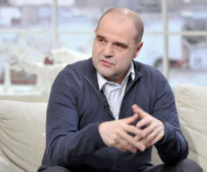 Tak Cezary Żak wyglądał na początku kariery. Niezwykła metamorfoza gwiazdora Miodowych lat