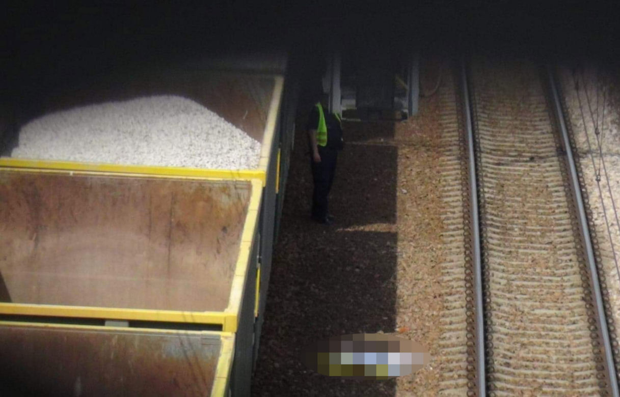 Makabra na torach w Warszawie. Rozczłonkowane ciało leży na torach